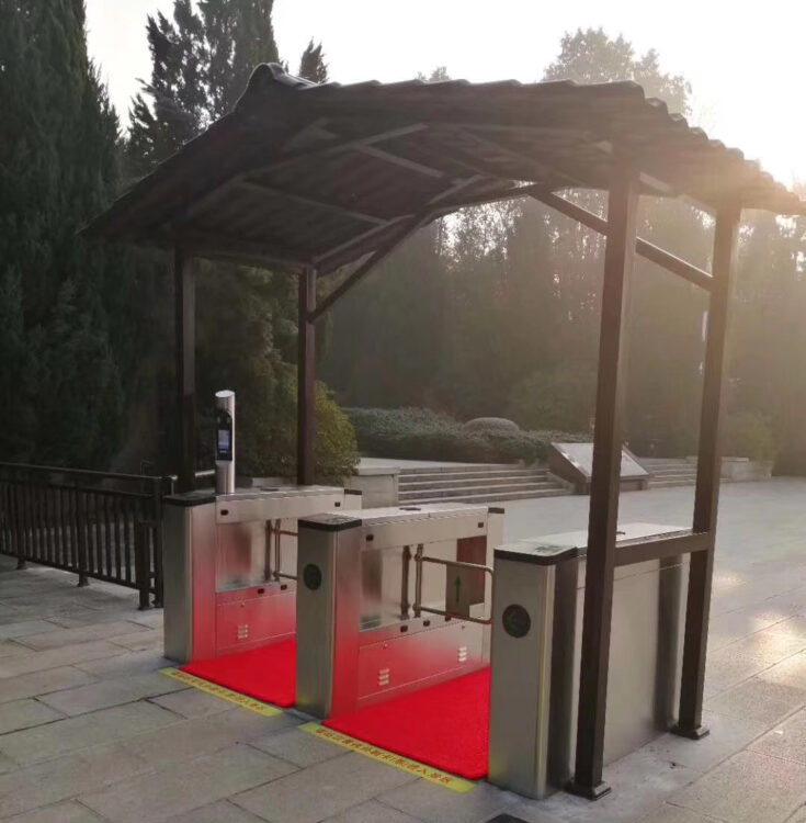 Cổng Kiểm Soát Ngoài Trời: Giải Pháp Vận Hành Ổn Định Trong Mùa Mưa, Nắng Nóng Và Thời Tiết Cực Đoan 1 cổng kiểm soát ngoài trời